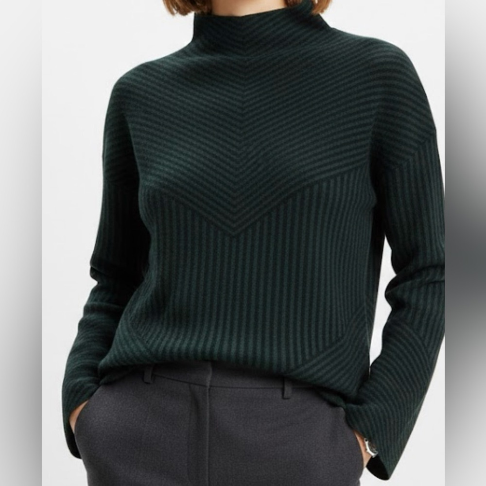 GREEN AND BLACK Tahari Chevron Patterned Sweater